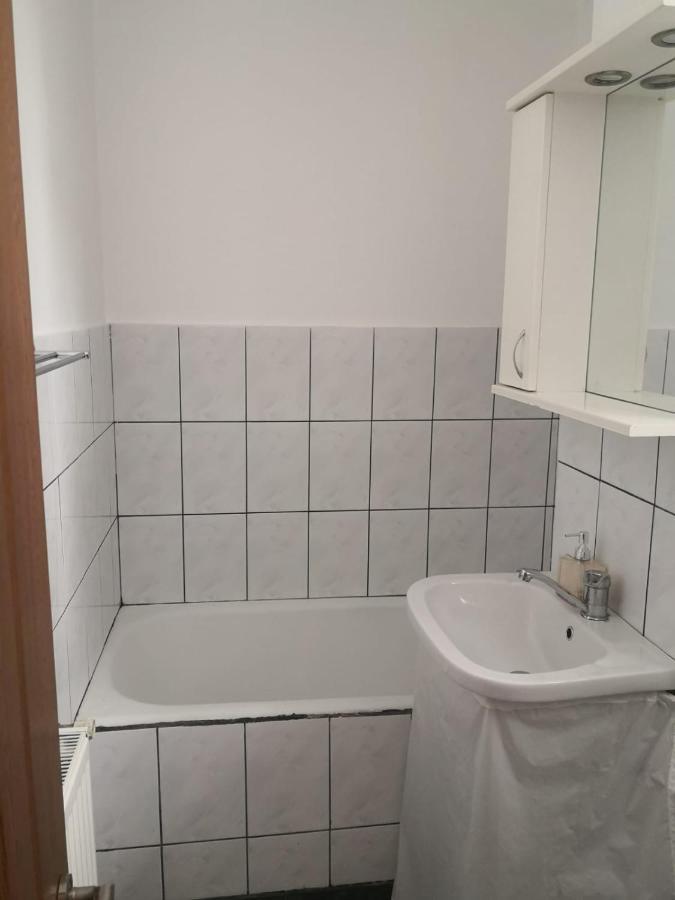 Apartament Cu Doua Camere Târgu Jiu Exteriér fotografie